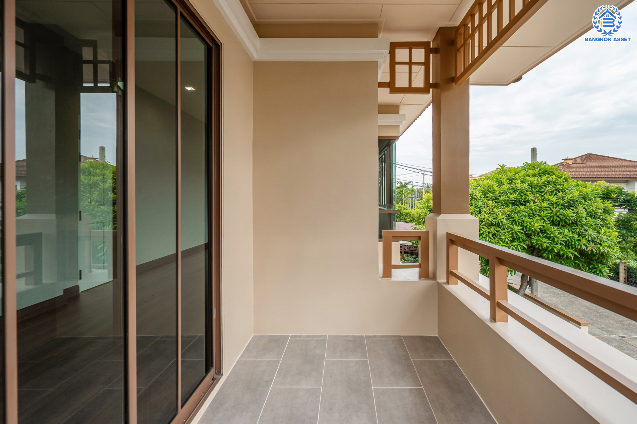 บ้านมือสองตกแต่งใหม่ แบรนด์ Sansiri ม.บุราสิริ ราชพฤกษ์-แจ้งวัฒนะ หลังมุม เนื้อที่ถึง 94.8 ตร.ว. ฟังก์ชัน 3 ห้องนอน 3 ห้องน้ำ จอดรถได้ 2 คัน รองรับชีวิตเมืองอย่างลงตัว! เชื่อมต่อถ.ราชพฤกษ์ ใกล้ Central แจ้งวัฒนะ และรถไฟฟ้าสายสีม่วง "สถานีบางรักใหญ่"